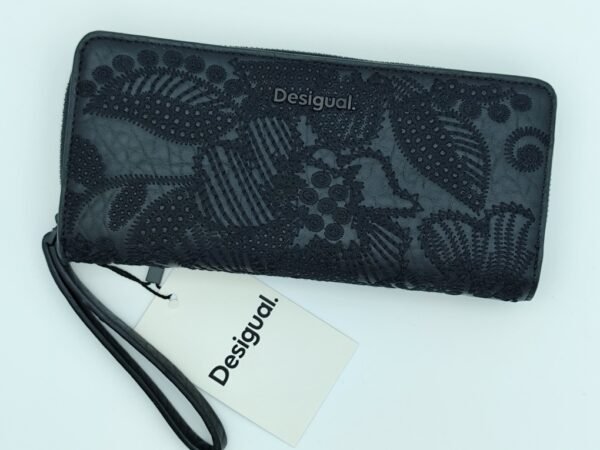 Desigual pinigine moterims